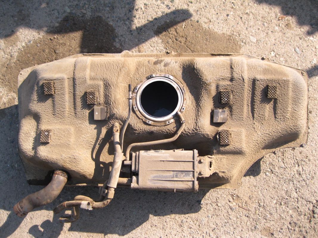 Объем бака рио. Бак Киа Рио 3. Kia Rio 3 топливный бак. Киа Рио 2005 топливный бак. Бензобак Киа Рио 3.