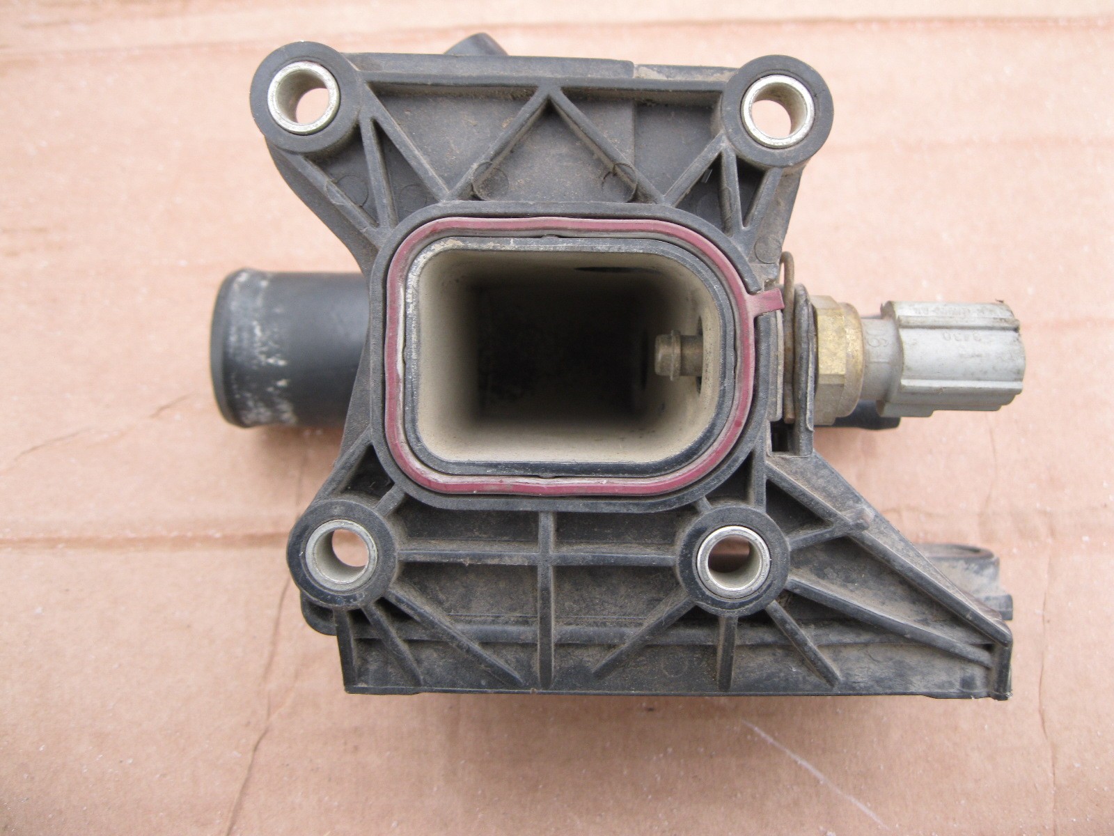 6. фланец охлаждения форд. 1450955 фланец системы. Ford 1531004 фланец системы. фланец системы охлаждения форд фокус 2.