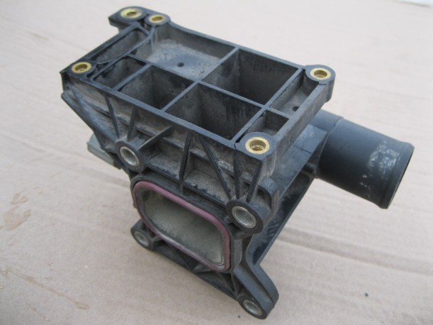 Ford Focus 2 2005-2011 Тройник системы охлаждения (фланец)