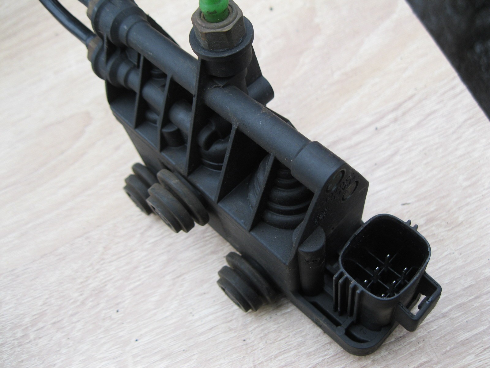 блок клапанов ресивера дискавери 3. блок пневмоподвески дискавери 3. ремкомплект блока клапанов пневмоподвески discovery 3. блок управления пневмоподвеской rrs 2017. задний блок клапанов пневмоподвески range rover l322.