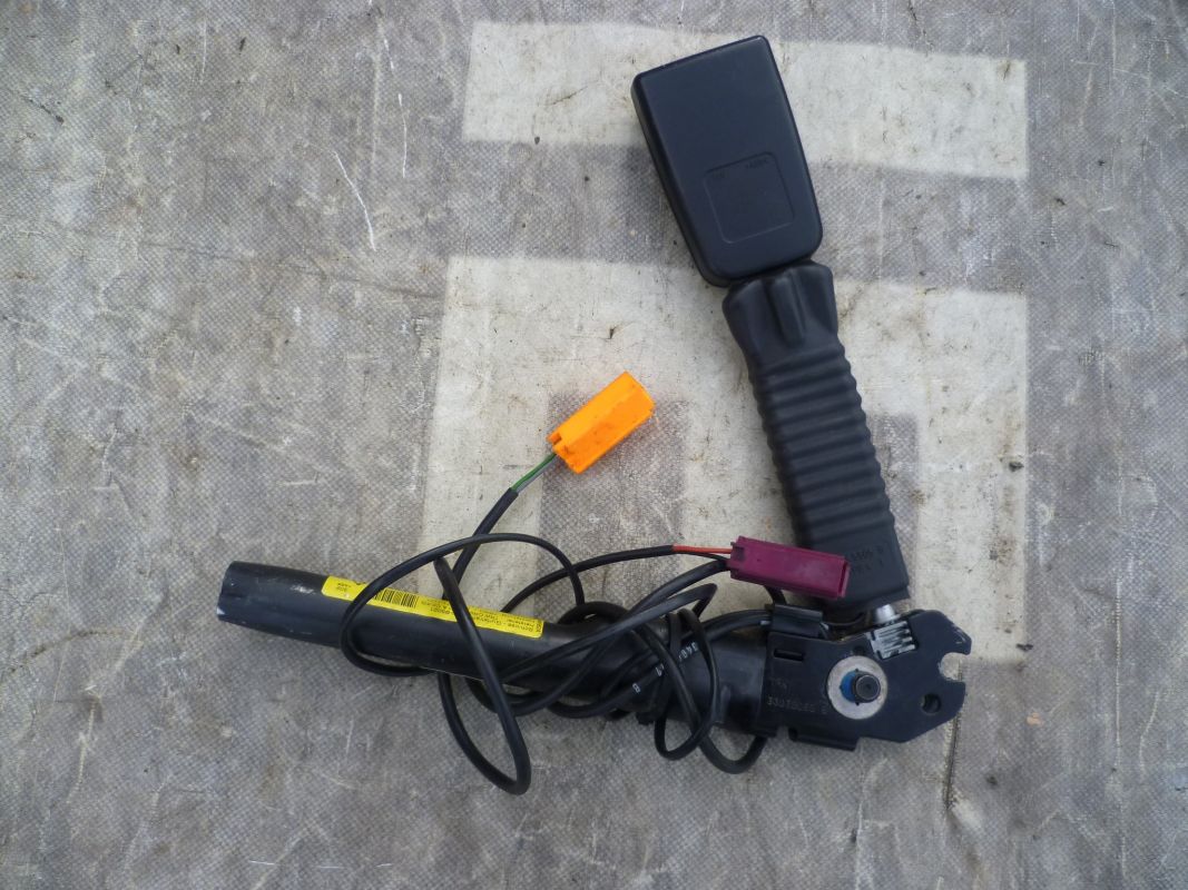 Преднатяжитель ремня водителя range rover. Разъем преднатяжителя ремня. Преднатяжитель ремня водителя. Дополнительные преднатяжители ремней. Преднатяжитель форд фокус 2.